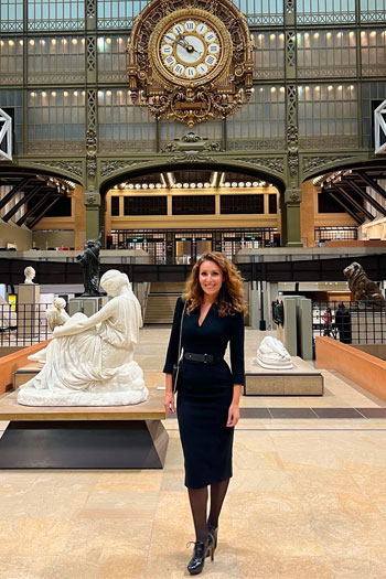Silhouettiste au musée d'Orsay lors d'un événement culturel