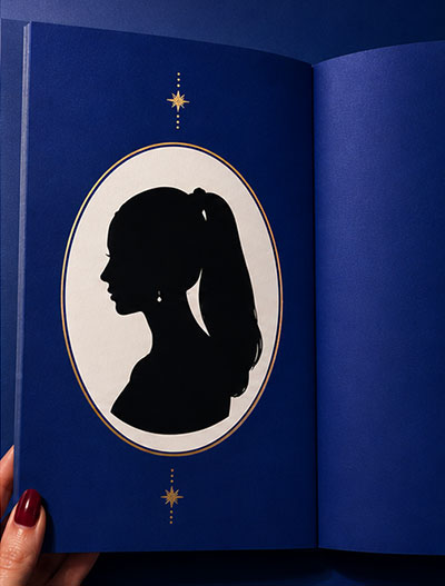 Silhouette de profil féminin dans un carnet bleu, collaboration La Silhouettiste x The Rising Line