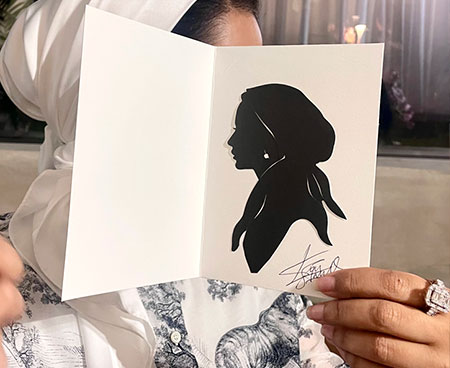 Silhouette artistique signée présentée dans une carte ouverte
