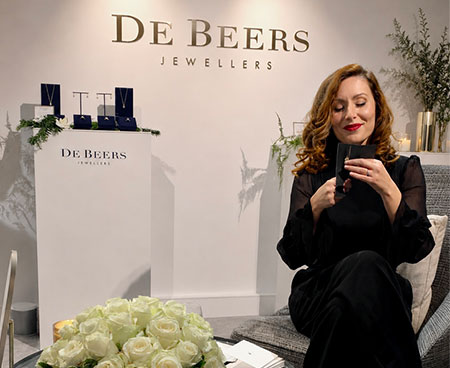 Silhouettiste préparant une silhouette lors d'un événement pour la maison De Beers