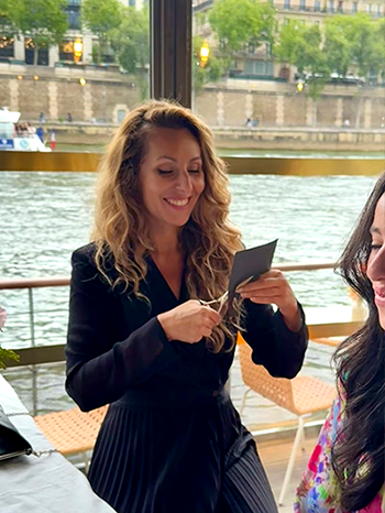 Silhouettiste découpant une silhouette au bord de la Seine lors d'un événement