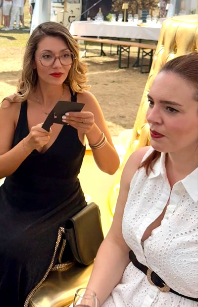 Silhouettiste présentant une silhouette découpée lors d'une garden party en extérieur