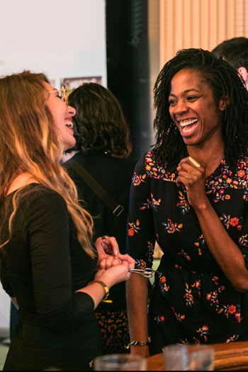 Silhouettiste animant un événement d'entreprise, invités souriants