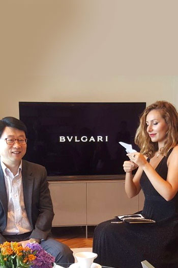 Silhouettiste réalisant une silhouette lors d'un événement pour la maison de luxe Bulgari