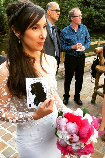 Mariée tenant une silhouette artistique offerte le jour de son mariage