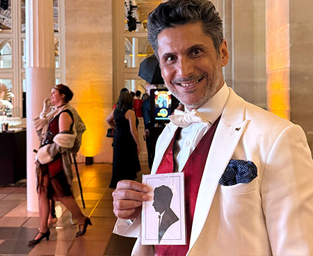 Invité tenant sa silhouette personnalisée lors d'un événement de prestige