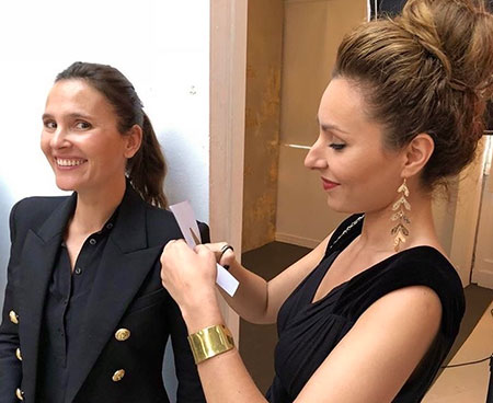 Silhouettiste remettant une silhouette à une invitée lors d'une soirée élégante