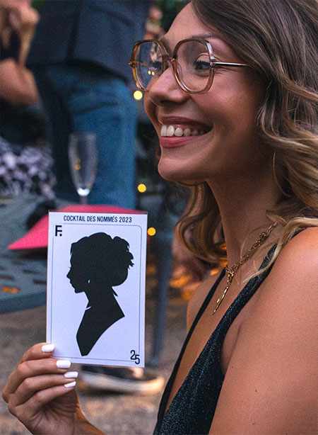 Melani, silhouettiste de La Silhouettiste & Co, présentant une silhouette lors du Cocktail des Nommés