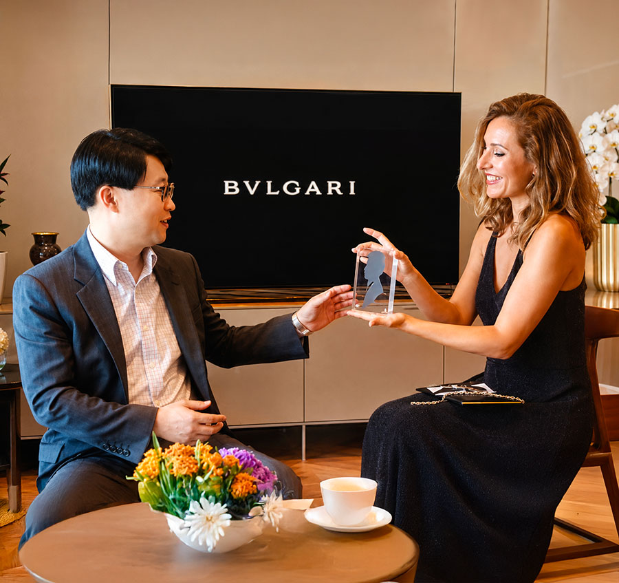 Silhouettiste présentant une silhouette en plexiglas lors d'un événement pour la maison Bulgari