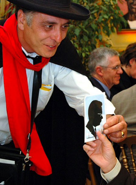 Valentin, silhouettiste de La Silhouettiste & Co, présentant une silhouette lors d'un événement