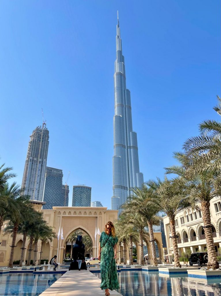 Silhouettiste posant devant le Burj Khalifa à Dubaï, entre palmiers et architecture emblématique