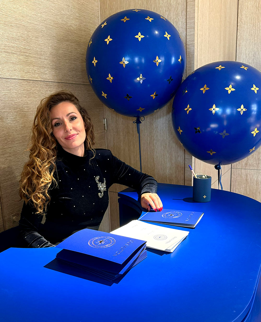 Silhouettiste posant avec des ballons Louis Vuitton lors d'un événement en boutique
