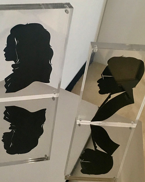 Silhouettes personnalisées présentées dans des cadres en plexiglas, collaboration The Rising Line